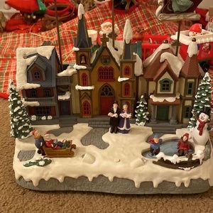 🎄⛄️ Christmas Village 🎶 Mechanical Music Ornament ❄️🎶.   Old English Village